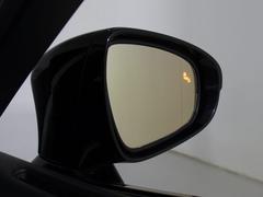 ＢＳＭ（ブラインドスポットモニタ）！隣の車線を走る車両をレーダーで検知し、ドアミラーでは確認しにくい後側方エリアに存在する車両に加えて、急接近してくる車両も検知します。 6