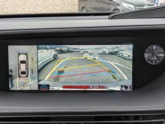 パノラミックビューモニターを装備！上から車両を見下ろしたような映像をナビ画面に表示できます。車両前後左右に搭載した４つのカメラ映像を継ぎ目なく合成！目視では見えない部分もリアルタイムで見れます。 7
