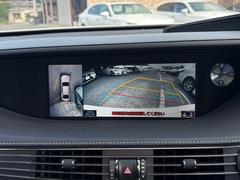 パノラミックビューモニターを装備！上から車両を見下ろしたような映像をナビ画面に表示できます。車両前後左右に搭載した４つのカメラ映像を継ぎ目なく合成！目視では見えない部分もリアルタイムで見れます。 4