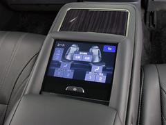 ★後席もＶＩＰ装備！後席センターコンソールの画像です！こちらのお車には、後席にもパワーシートが装備されています！更にオーディオなども後席から操作出来るなど豪華！ゲストに喜んで頂ける装備ですね！ 6