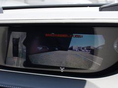 パノラミックビューモニターを装備！上から車両を見下ろしたような映像をナビ画面に表示できます。車両前後左右に搭載した４つのカメラ映像を継ぎ目なく合成！目視では見えない部分もリアルタイムで見れます。 5
