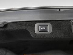 スイッチ操作でトランクリッドの自動開閉が行えます。電子キー本体のワイヤレス機能や運転席のスイッチからでもオープン操作が可能です！高級車ならではの快適装備です！！ 6