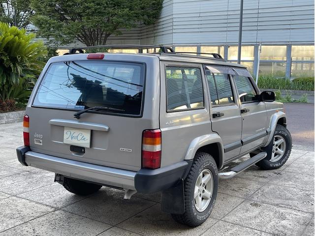 ジープ・チェロキー プラチナエディション　１オーナー・限定車・サイドステップ・禁煙・保証書・取説・スペアキー（2枚目）