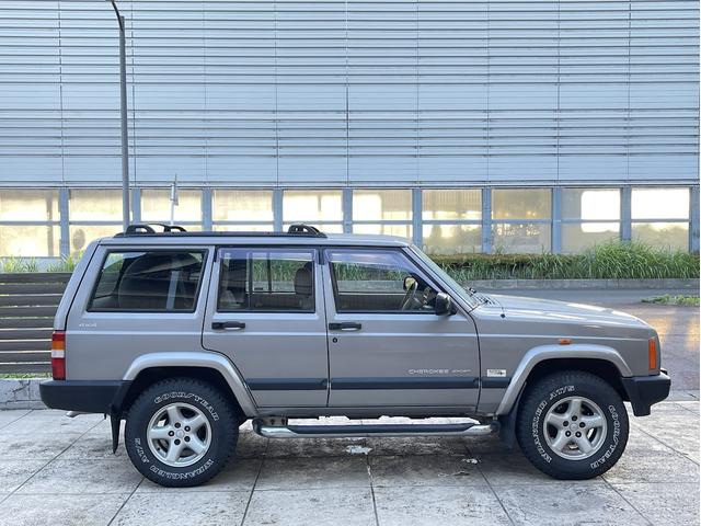 ジープ・チェロキー プラチナエディション　１オーナー・限定車・サイドステップ・禁煙・保証書・取説・スペアキー（6枚目）