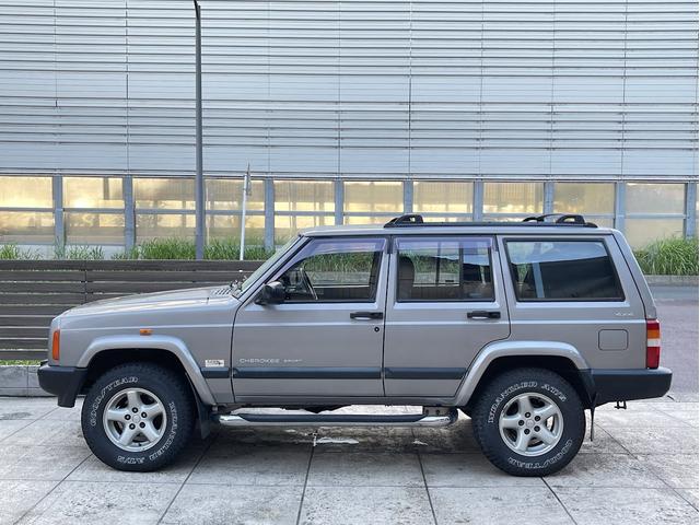 ジープ・チェロキー プラチナエディション　１オーナー・限定車・サイドステップ・禁煙・保証書・取説・スペアキー（7枚目）