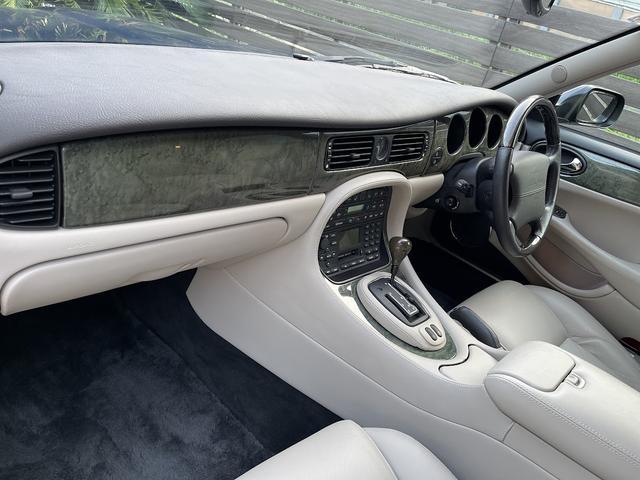 ＸＪ ＸＪＲ　４．０スーパーチャージドＶ８　ＸＪＲ　４．０スーパーチャージドＶ８（５名）走行９０００Ｋｍ・記録簿・禁煙・保証書・取説（29枚目）