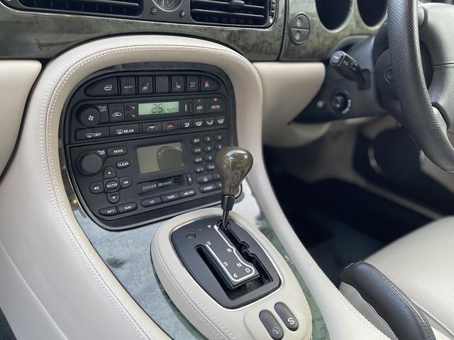 ＸＪ ＸＪＲ　４．０スーパーチャージドＶ８　ＸＪＲ　４．０スーパーチャージドＶ８（５名）走行９０００Ｋｍ・記録簿・禁煙・保証書・取説（30枚目）