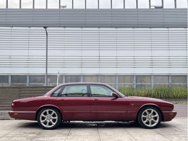 XJ XJR 4.0スーパーチャージドV8 XJR 4.0スーパーチャージドV8(5名)ガレージ保管・全車検記録簿・禁煙・保証書・純正車検証ケース・取説・純正スペアキー(6枚目)