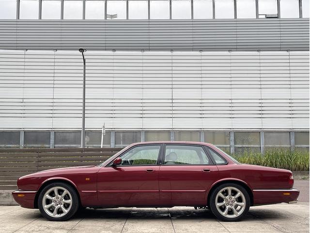 XJ XJR 4.0スーパーチャージドV8 XJR 4.0スーパーチャージドV8(5名)ガレージ保管・全車検記録簿・禁煙・保証書・純正車検証ケース・取説・純正スペアキー(7枚目)