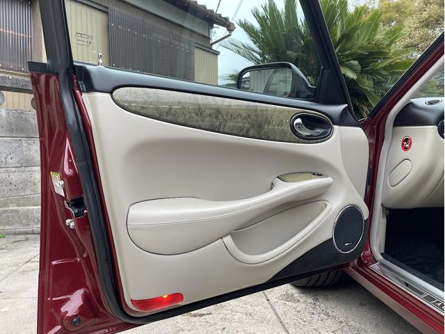 XJ XJR 4.0スーパーチャージドV8 XJR 4.0スーパーチャージドV8(5名)ガレージ保管・全車検記録簿・禁煙・保証書・純正車検証ケース・取説・純正スペアキー(32枚目)