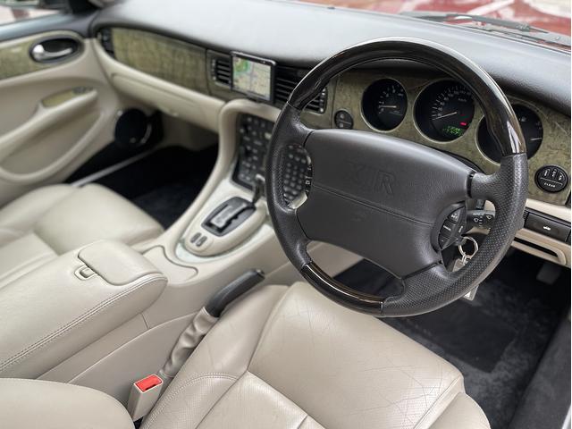 XJ XJR 4.0スーパーチャージドV8 XJR 4.0スーパーチャージドV8(5名)ガレージ保管・全車検記録簿・禁煙・保証書・純正車検証ケース・取説・純正スペアキー(35枚目)