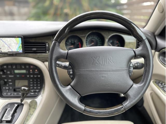 XJ XJR 4.0スーパーチャージドV8 XJR 4.0スーパーチャージドV8(5名)ガレージ保管・全車検記録簿・禁煙・保証書・純正車検証ケース・取説・純正スペアキー(38枚目)