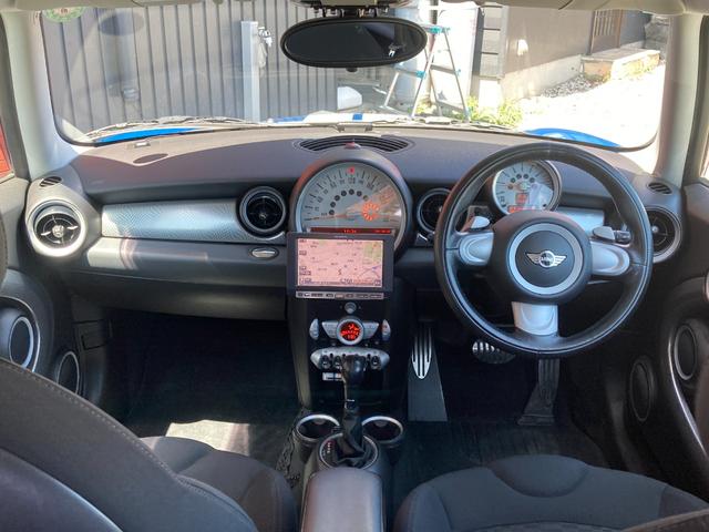 ＭＩＮＩ クーパーＳ　ＥＴＣ　ナビ　アルミホイール　ＨＩＤ　ＡＴ　盗難防止システム　ＡＢＳ　エアコン　パワーステアリング　パワーウィンドウ　運転席エアバッグ　助手席エアバッグ（2枚目）