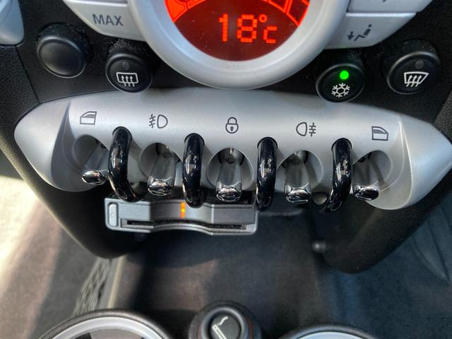 ＭＩＮＩ クーパーＳ　ＥＴＣ　ナビ　アルミホイール　ＨＩＤ　ＡＴ　盗難防止システム　ＡＢＳ　エアコン　パワーステアリング　パワーウィンドウ　運転席エアバッグ　助手席エアバッグ（7枚目）