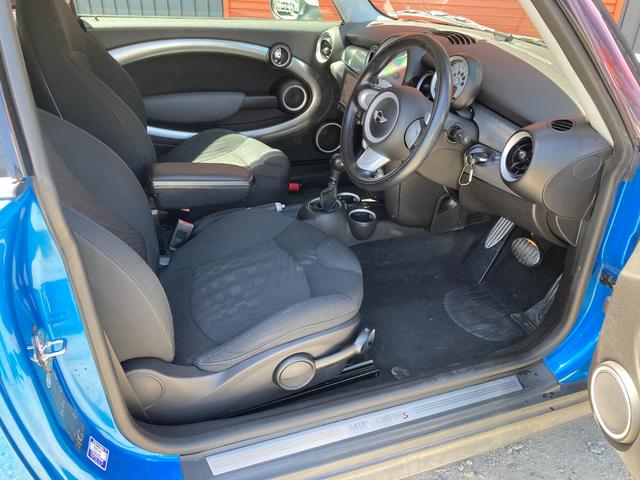 ＭＩＮＩ クーパーＳ　ＥＴＣ　ナビ　アルミホイール　ＨＩＤ　ＡＴ　盗難防止システム　ＡＢＳ　エアコン　パワーステアリング　パワーウィンドウ　運転席エアバッグ　助手席エアバッグ（37枚目）
