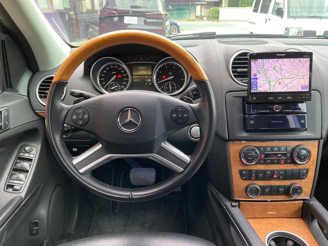 ＧＬクラス ＧＬ５５０　４マチック　４ＷＤ　左ハンドル　ＥＴＣ　バックカメラ　クリアランスソナー　オートクルーズコントロール　パワーシート　サンルーフ　ナビ　ＴＶ　オートライト　ＨＩＤ　アルミホイール　スマートキー　電動格納ミラー（3枚目）
