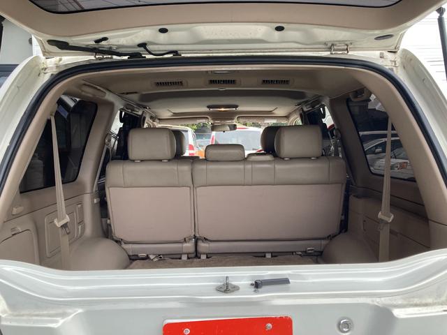 ランドクルーザー１００ ＶＸリミテッド　Ｇセレクション　４ＷＤ　ＥＴＣ　バックカメラ　オートクルーズコントロール　サンルーフ　ナビ　ＴＶ　アルミホイール　キーレスエントリー　シートヒーター　ＡＴ　盗難防止システム　衝突安全ボディ　ＣＤ　ＵＳＢ（27枚目）