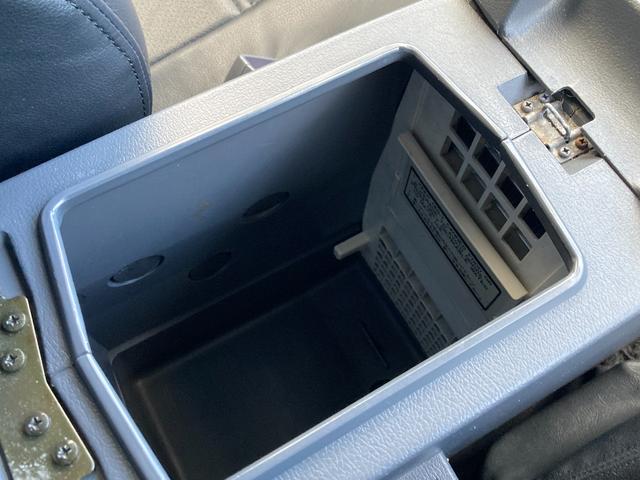 ランドクルーザー８０ ＶＸリミテッド　４ＷＤ　ＥＴＣ　バックカメラ　オートクルーズコントロール　サンルーフ　ナビ　ＴＶ　オートライト　ヘッドライトウォッシャー　アルミホイール　ＡＴ　ＣＤ　ＵＳＢ　Ｂｌｕｅｔｏｏｔｈ（40枚目）