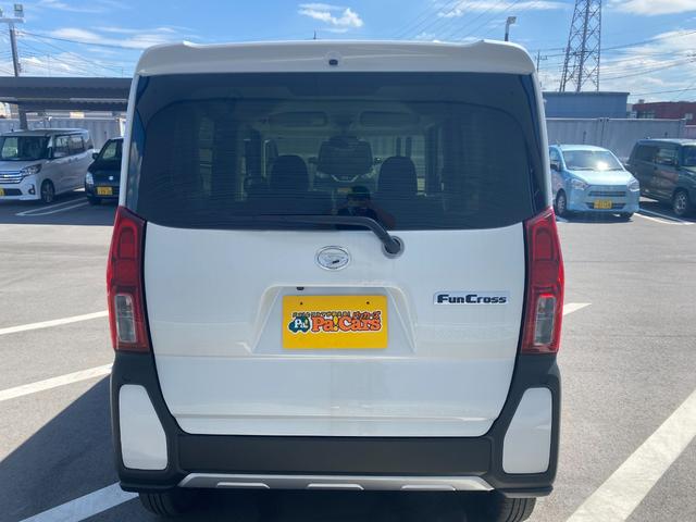 タント ファンクロス　コーナーソナー　アイドリングストップ車　レーダーブレーキ　車線逸脱警報　運転席シートヒーター　イモビライザー　ＬＥＤライト　オートエアコン　キーフリー　スマートキー　衝突安全ボディ　横滑り防止装置（8枚目）