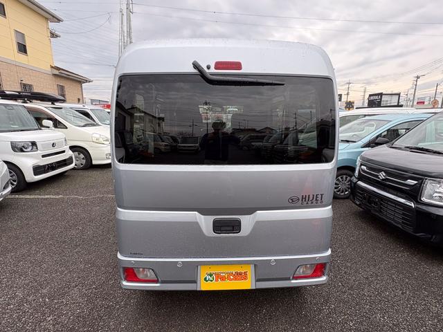 ハイゼットカーゴ クルーズ　届出済未使用車　衝突軽減ブレーキ　禁煙車　衝突軽減システム　アイドリングＳＴＯＰ　安全ボディ　ＥＳＣ　スマートキー　オートライト　パワーウィンドウ　ＡＢＳ　盗難防止システム　スライドドア　禁煙（9枚目）