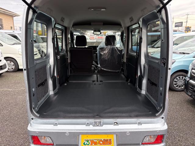 ハイゼットカーゴ クルーズ　届出済未使用車　衝突軽減ブレーキ　禁煙車　衝突軽減システム　アイドリングＳＴＯＰ　安全ボディ　ＥＳＣ　スマートキー　オートライト　パワーウィンドウ　ＡＢＳ　盗難防止システム　スライドドア　禁煙（11枚目）