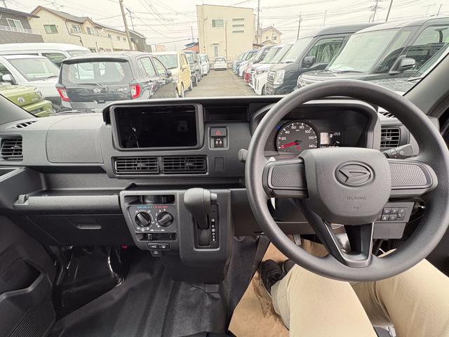 ハイゼットカーゴ ＤＸ　届出済未使用車　衝突軽減ブレーキ　禁煙車　スマートキー　禁煙　安全ボディ　セキュリティアラーム　サイドエアバッグ　キーレスキー　パワーウインドウ　エコアイドル　ＥＳＣ　マニュアルエアコン　オートライト（5枚目）