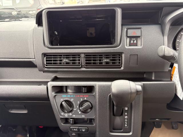 ハイゼットカーゴ ＤＸ　届出済未使用車　衝突軽減ブレーキ　禁煙車　スマートキー　禁煙　安全ボディ　セキュリティアラーム　サイドエアバッグ　キーレスキー　パワーウインドウ　エコアイドル　ＥＳＣ　マニュアルエアコン　オートライト（17枚目）