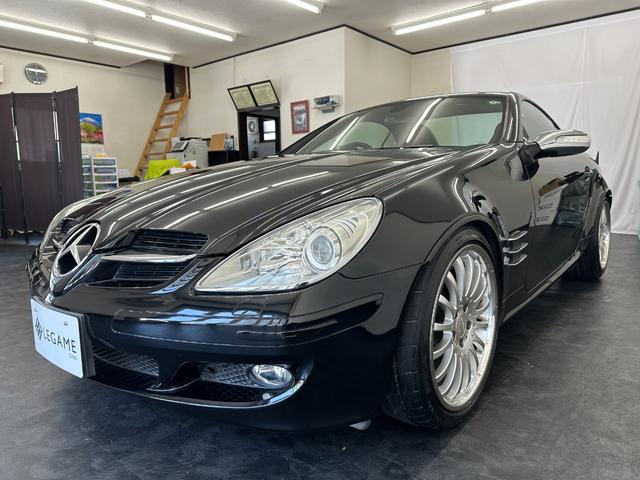 ＳＬＫ３５０　電動ＯＰ　Ｃａｒｌｓｓｏｎ１８ＡＷ　Ｂｒｅｍｂｏレッドキャリパー　ＢＩＬＳＴＥＩＮサスペンション　ハーマンカードンスピーカー　バッテリー新品　赤革シート　記録簿　禁煙車　スペアキ　ＨＩＤヘッドライト(4枚目)