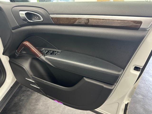 カイエン ベースグレード　黒革　パワーシート　シートヒーター　パワーバックドア　純正ナビ　地デジＴＶ　Ｂｌｕｅｔｏｏｔｈ　バックカメラ　ＥＴＣ　ドラレコ前後　純正１９ＡＷ　ＨＩＤヘッドライト　クルーズコントロール（15枚目）