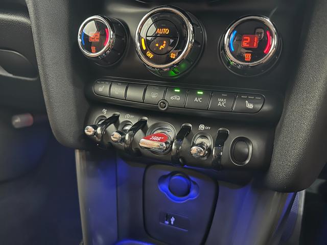 ＭＩＮＩ クーパーＤ　ワンオーナー　ペッパーＰＫＧ　シートヒーター　ＬＥＤヘッドライト　純正ナビ　Ｂｌｕｅｔｏｏｔｈ　バックカメラ　ＥＴＣ　純正ナ１５ＡＷ　パーキングアシスト　シートカバー　禁煙車　記録簿（17枚目）