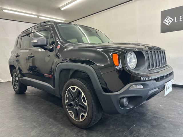 ジープ・レネゲード トレイルホーク　社外８インチナビ　地デジＴＶ　Ｂｌｕｅｔｏｏｔｈ　バックカメラ　ＥＴＣ　純正１７ＡＷ　レーンキープアシスト　ＨＩＤヘッドライト　クルーズコントロール　ルーフレール　禁煙車　記録簿　スペアキー（2枚目）