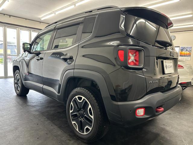 ジープ・レネゲード トレイルホーク　社外８インチナビ　地デジＴＶ　Ｂｌｕｅｔｏｏｔｈ　バックカメラ　ＥＴＣ　純正１７ＡＷ　レーンキープアシスト　ＨＩＤヘッドライト　クルーズコントロール　ルーフレール　禁煙車　記録簿　スペアキー（5枚目）