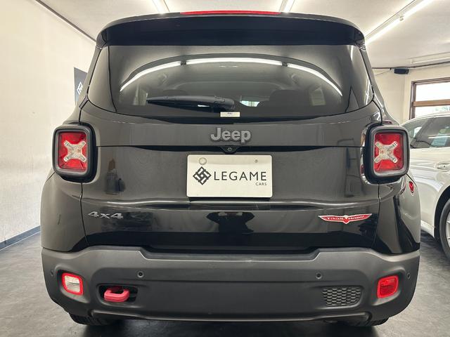 ジープ・レネゲード トレイルホーク　社外８インチナビ　地デジＴＶ　Ｂｌｕｅｔｏｏｔｈ　バックカメラ　ＥＴＣ　純正１７ＡＷ　レーンキープアシスト　ＨＩＤヘッドライト　クルーズコントロール　ルーフレール　禁煙車　記録簿　スペアキー（6枚目）