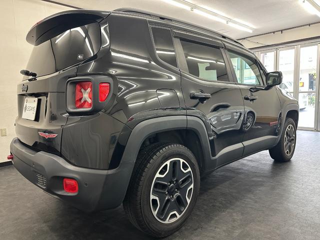 ジープ・レネゲード トレイルホーク　社外８インチナビ　地デジＴＶ　Ｂｌｕｅｔｏｏｔｈ　バックカメラ　ＥＴＣ　純正１７ＡＷ　レーンキープアシスト　ＨＩＤヘッドライト　クルーズコントロール　ルーフレール　禁煙車　記録簿　スペアキー（7枚目）