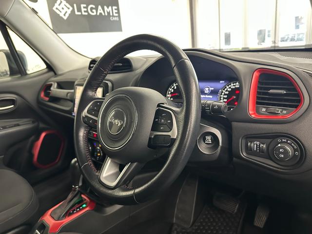 ジープ・レネゲード トレイルホーク　社外８インチナビ　地デジＴＶ　Ｂｌｕｅｔｏｏｔｈ　バックカメラ　ＥＴＣ　純正１７ＡＷ　レーンキープアシスト　ＨＩＤヘッドライト　クルーズコントロール　ルーフレール　禁煙車　記録簿　スペアキー（8枚目）