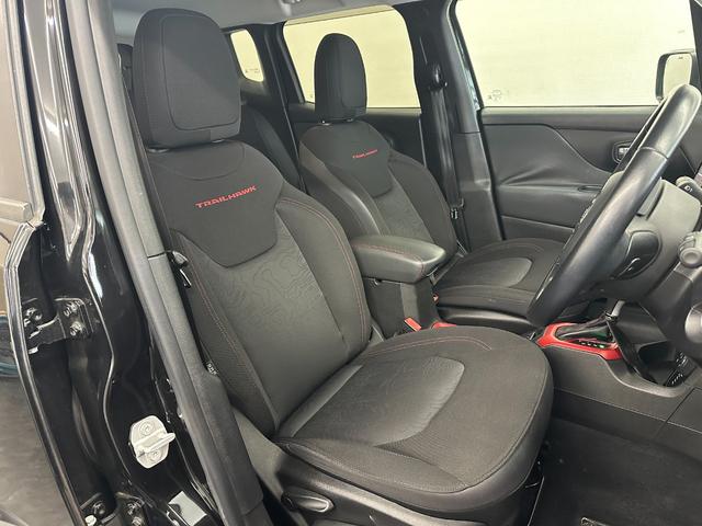 ジープ・レネゲード トレイルホーク　社外８インチナビ　地デジＴＶ　Ｂｌｕｅｔｏｏｔｈ　バックカメラ　ＥＴＣ　純正１７ＡＷ　レーンキープアシスト　ＨＩＤヘッドライト　クルーズコントロール　ルーフレール　禁煙車　記録簿　スペアキー（9枚目）