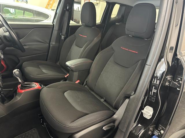 ジープ・レネゲード トレイルホーク　社外８インチナビ　地デジＴＶ　Ｂｌｕｅｔｏｏｔｈ　バックカメラ　ＥＴＣ　純正１７ＡＷ　レーンキープアシスト　ＨＩＤヘッドライト　クルーズコントロール　ルーフレール　禁煙車　記録簿　スペアキー（10枚目）