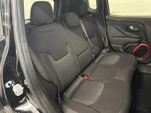 ジープ・レネゲード トレイルホーク　社外８インチナビ　地デジＴＶ　Ｂｌｕｅｔｏｏｔｈ　バックカメラ　ＥＴＣ　純正１７ＡＷ　レーンキープアシスト　ＨＩＤヘッドライト　クルーズコントロール　ルーフレール　禁煙車　記録簿　スペアキー（11枚目）