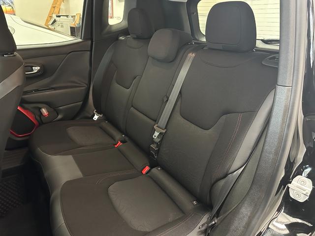 ジープ・レネゲード トレイルホーク　社外８インチナビ　地デジＴＶ　Ｂｌｕｅｔｏｏｔｈ　バックカメラ　ＥＴＣ　純正１７ＡＷ　レーンキープアシスト　ＨＩＤヘッドライト　クルーズコントロール　ルーフレール　禁煙車　記録簿　スペアキー（12枚目）