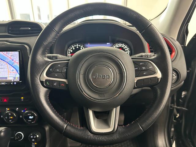 ジープ・レネゲード トレイルホーク　社外８インチナビ　地デジＴＶ　Ｂｌｕｅｔｏｏｔｈ　バックカメラ　ＥＴＣ　純正１７ＡＷ　レーンキープアシスト　ＨＩＤヘッドライト　クルーズコントロール　ルーフレール　禁煙車　記録簿　スペアキー（13枚目）