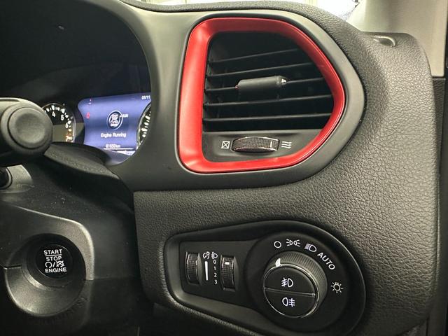 ジープ・レネゲード トレイルホーク　社外８インチナビ　地デジＴＶ　Ｂｌｕｅｔｏｏｔｈ　バックカメラ　ＥＴＣ　純正１７ＡＷ　レーンキープアシスト　ＨＩＤヘッドライト　クルーズコントロール　ルーフレール　禁煙車　記録簿　スペアキー（14枚目）