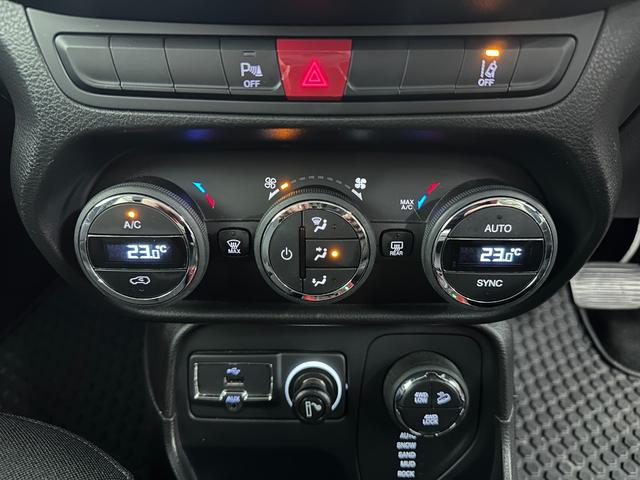 ジープ・レネゲード トレイルホーク　社外８インチナビ　地デジＴＶ　Ｂｌｕｅｔｏｏｔｈ　バックカメラ　ＥＴＣ　純正１７ＡＷ　レーンキープアシスト　ＨＩＤヘッドライト　クルーズコントロール　ルーフレール　禁煙車　記録簿　スペアキー（16枚目）