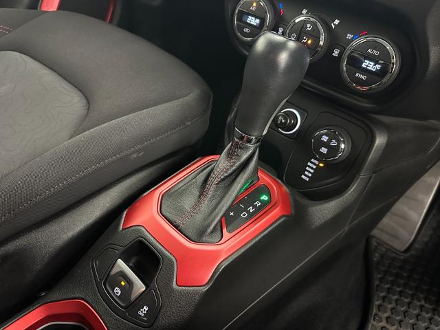 ジープ・レネゲード トレイルホーク　社外８インチナビ　地デジＴＶ　Ｂｌｕｅｔｏｏｔｈ　バックカメラ　ＥＴＣ　純正１７ＡＷ　レーンキープアシスト　ＨＩＤヘッドライト　クルーズコントロール　ルーフレール　禁煙車　記録簿　スペアキー（17枚目）