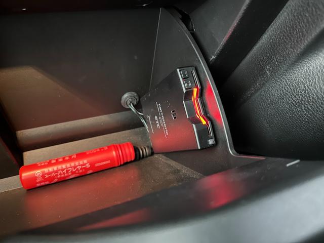 ジープ・レネゲード トレイルホーク　社外８インチナビ　地デジＴＶ　Ｂｌｕｅｔｏｏｔｈ　バックカメラ　ＥＴＣ　純正１７ＡＷ　レーンキープアシスト　ＨＩＤヘッドライト　クルーズコントロール　ルーフレール　禁煙車　記録簿　スペアキー（22枚目）