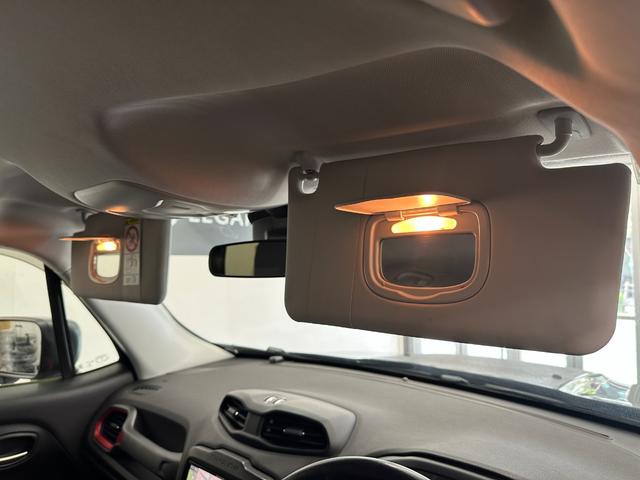 ジープ・レネゲード トレイルホーク　社外８インチナビ　地デジＴＶ　Ｂｌｕｅｔｏｏｔｈ　バックカメラ　ＥＴＣ　純正１７ＡＷ　レーンキープアシスト　ＨＩＤヘッドライト　クルーズコントロール　ルーフレール　禁煙車　記録簿　スペアキー（24枚目）