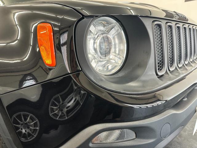 ジープ・レネゲード トレイルホーク　社外８インチナビ　地デジＴＶ　Ｂｌｕｅｔｏｏｔｈ　バックカメラ　ＥＴＣ　純正１７ＡＷ　レーンキープアシスト　ＨＩＤヘッドライト　クルーズコントロール　ルーフレール　禁煙車　記録簿　スペアキー（26枚目）