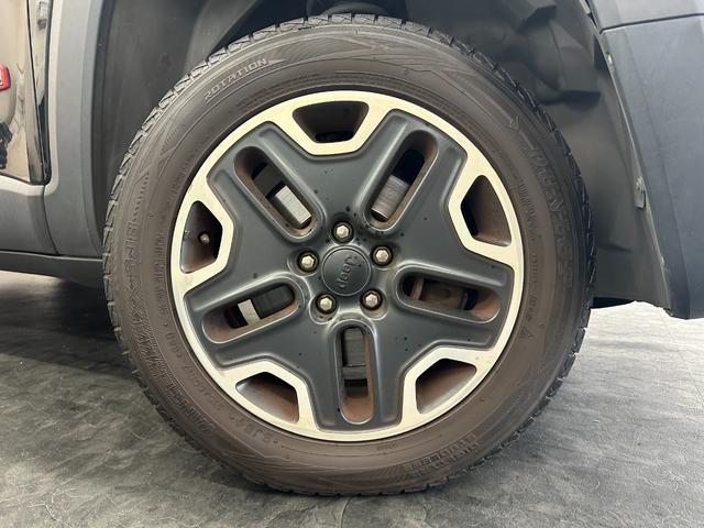 ジープ・レネゲード トレイルホーク　社外８インチナビ　地デジＴＶ　Ｂｌｕｅｔｏｏｔｈ　バックカメラ　ＥＴＣ　純正１７ＡＷ　レーンキープアシスト　ＨＩＤヘッドライト　クルーズコントロール　ルーフレール　禁煙車　記録簿　スペアキー（28枚目）