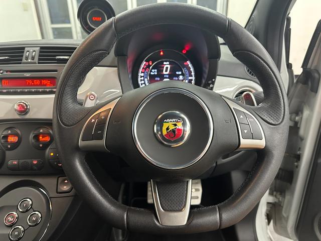 アバルト５９５ ツーリズモ　ワンオーナー　黒革シート　純正１７ＡＷ　パドルシフト　コーナーセンサー　ＥＴＣ　禁煙車　記録簿　スペアキー（14枚目）