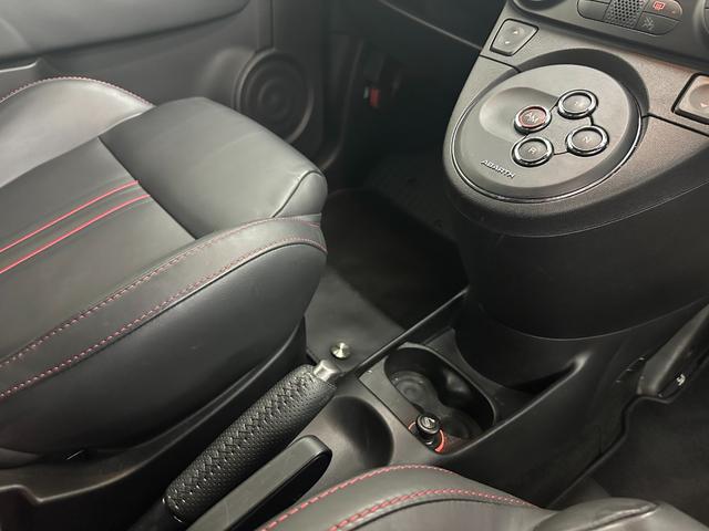 アバルト５９５ ツーリズモ　ワンオーナー　黒革シート　純正１７ＡＷ　パドルシフト　コーナーセンサー　ＥＴＣ　禁煙車　記録簿　スペアキー（18枚目）