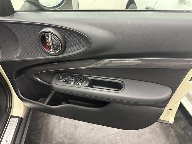 ＭＩＮＩ クーパーＳ　クラブマン　純正ナビ　Ｂｌｕｅｔｏｏｔｈ　ミラーＥＴＣ　純正１７ＡＷ　ＨＩＤヘッドライト　クルコン　シートカバー　禁煙車　記録簿　スペアキー（9枚目）